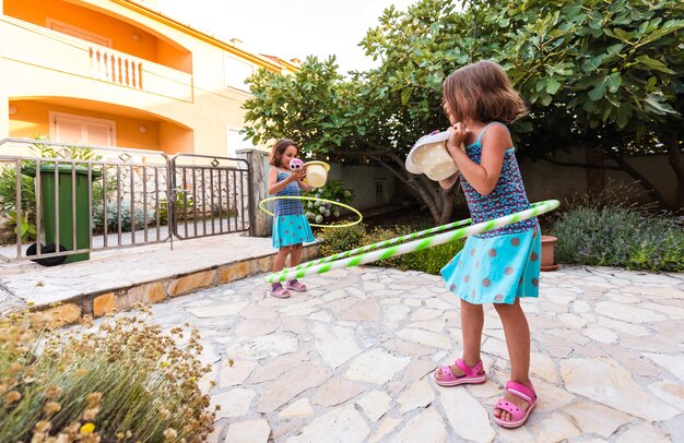 Foto com o comprimento de raparigas a jogar hula hoop