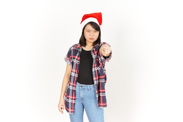 Com raiva e apontando para você de uma linda mulher asiática vestindo camisa xadrez vermelha e chapéu de Papai Noel