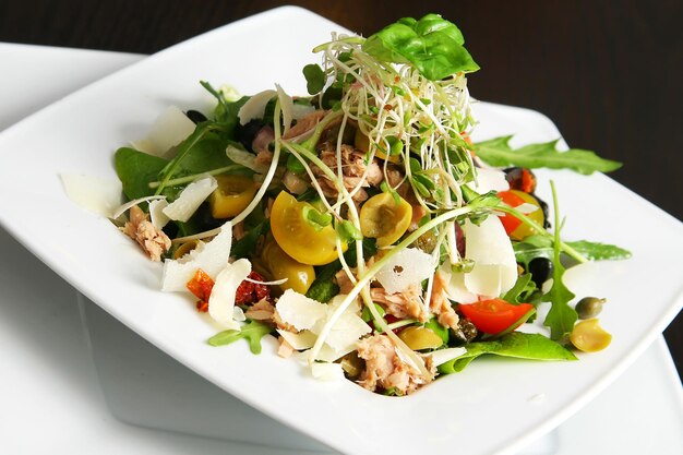 Foto com salada de atum no prato sobre a mesa