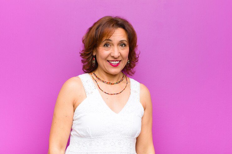 Foto com um sorriso grande, amigável e despreocupado, parecendo positivo, relaxado e feliz, arrepiante