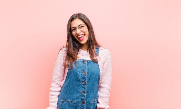 com um sorriso grande, amigável e despreocupado, parecendo positivo, relaxado e feliz, relaxando