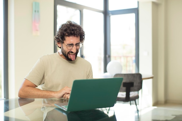 Com uma atitude alegre, despreocupada e rebelde, brincando e tirando a língua para fora, divertindo-se.