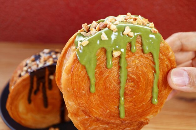 Com uma deliciosa croissant com chá verde Matcha Ganache e nozes picadas