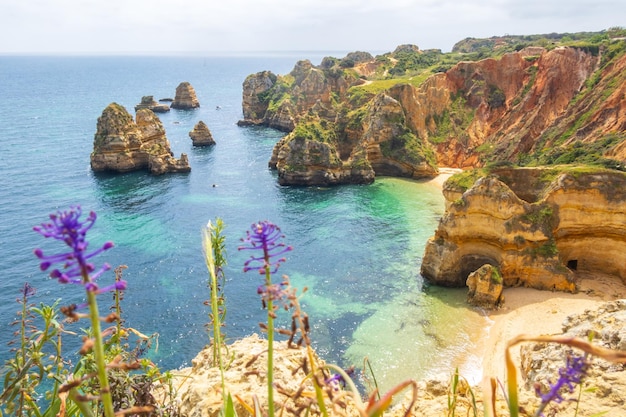 Foto com vista para a praia de praia do camilo, perto de lagos, no algarve, portugal