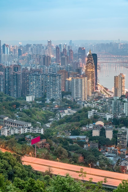 Com vista para a visão noturna de edifícios modernos no Centro Financeiro de Chongqing