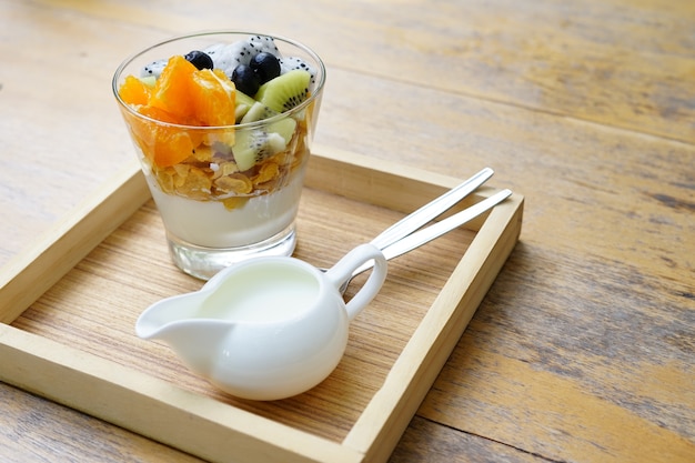 Coma alimentos limpios y saludables con yogur, alimentos frescos y cereales por la mañana.