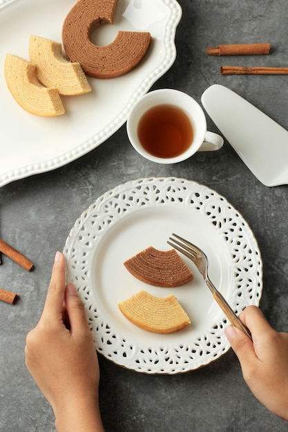 Coma bolo Baumkuchen com uma xícara de chá