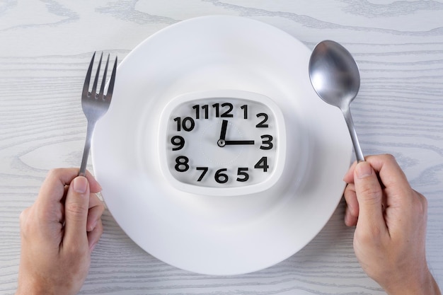 Foto coma la hora de la comida concepto de alimentación saludable mano sostenga cuchara y tenedor