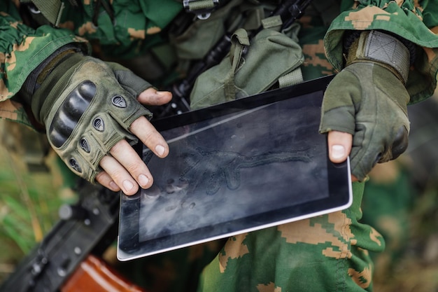 Foto comandante pavimenta a rota em um tablet eletrônico