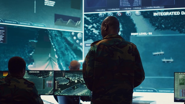 El comandante y su tripulación operan sistemas de radar a través de CCTV y satélite.