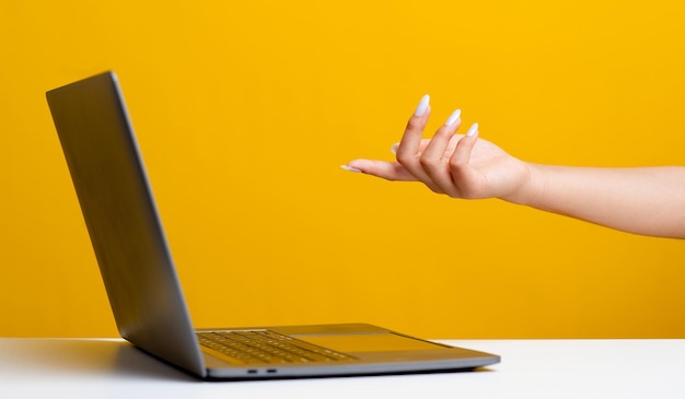 Comandos manuais de mãos e laptops permitem que o computador trabalhe comandando o sistema operacional do computador manualmente