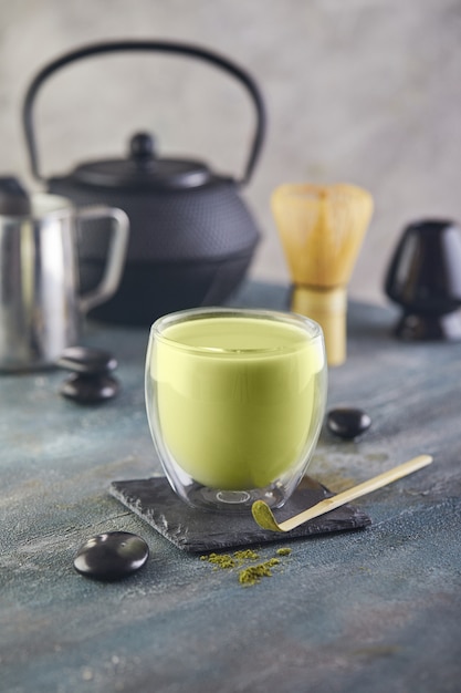 Foto combina el té con una capilla y una cuchara de bambú