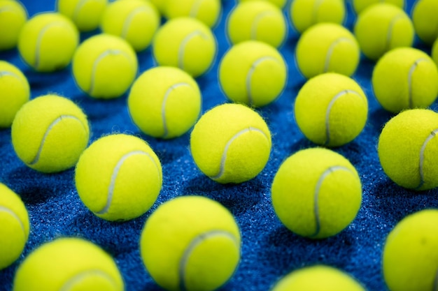 Combinação de bolas de padel na quadra