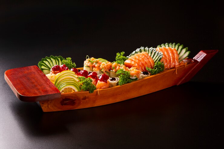 Foto combinação de comida japonesa em fundo preto