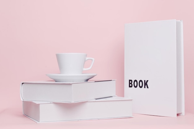 Foto combinação de copo e livro para mock up isolado em fundo rosa