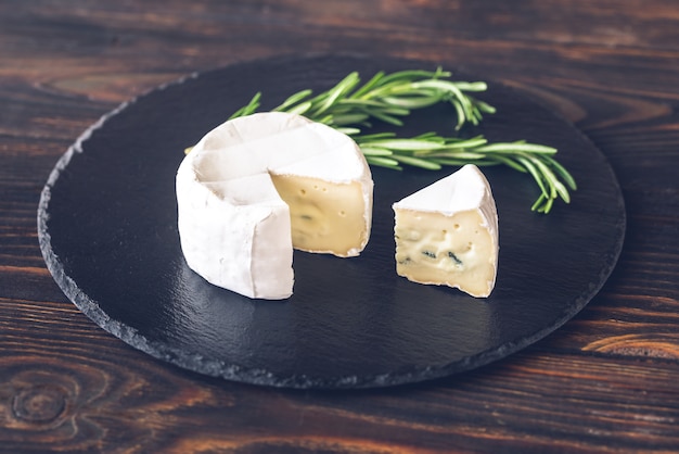 Combinação no estilo de um queijo cremoso triplo francês curado e gorgonzola italiano