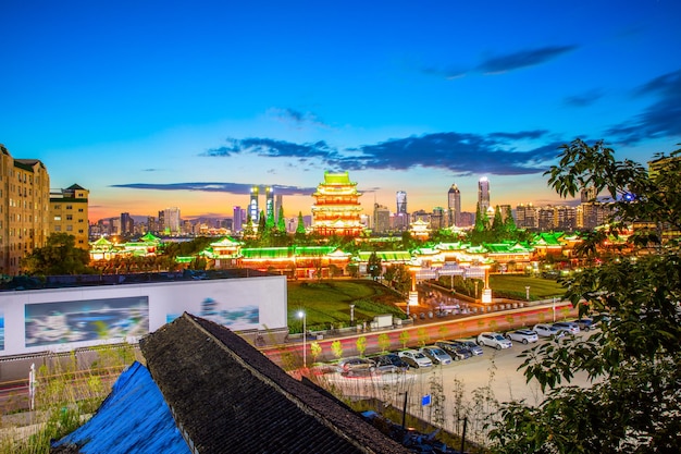 La combinación de arquitectura urbana y arquitectura antigua en Nanchang, China (el carácter chino en el edificio antiguo es el Pabellón Tengwang)