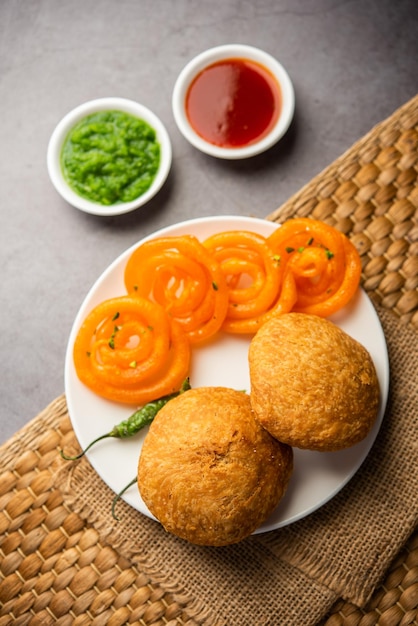 Combinación de bocadillos Kachori con Jalebi de la India, también llamado kachauri kachodi katchuri imarti