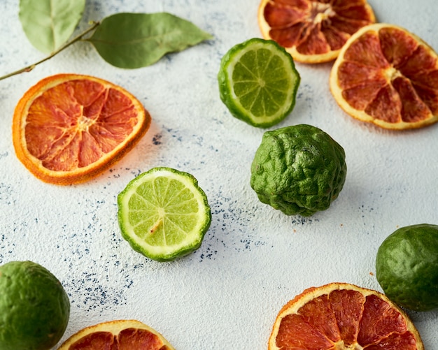 Combinación de chips de naranja sanguina y limas kaffir frescas