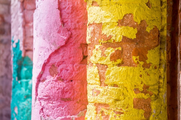 Combinación de color rojo naranja amarillo y azul antiguo muro de daño texturizado con ladrillos coloridos