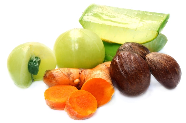 Foto una combinación de frutas ayurvédicas sobre fondo blanco.