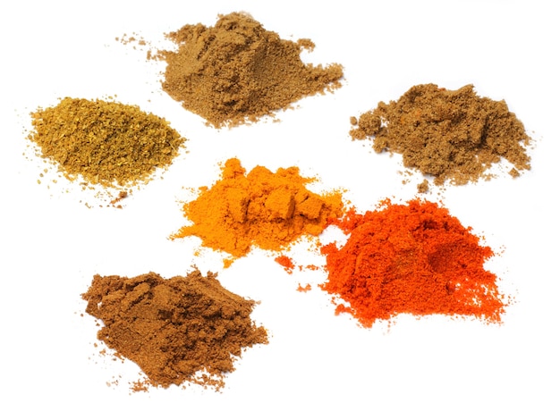 Combinación de mezcla de especias de curry sobre fondo blanco.