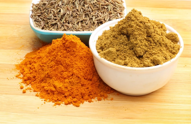 Combinación de mezcla de especias de curry sobre fondo de madera