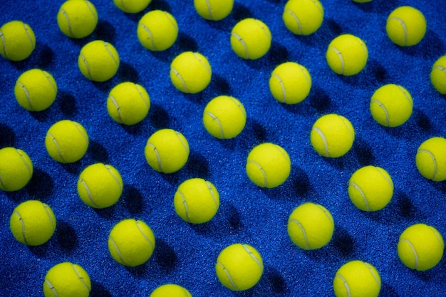 Foto combinación de pelotas de pádel en la pista