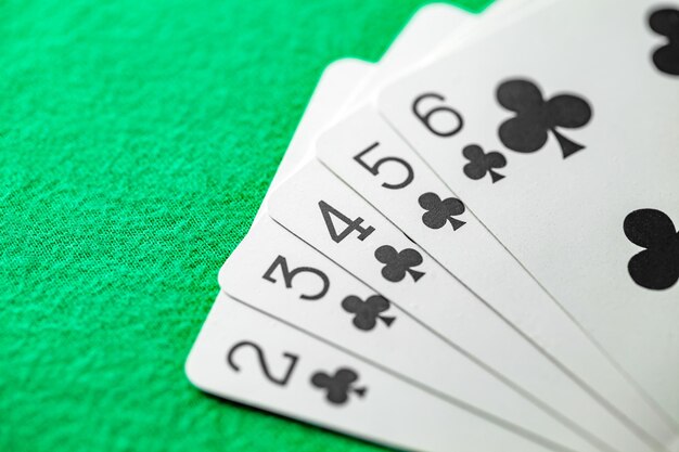 Combinación de póquer straight flush cinco cartas en orden de color de los palos negros de dos a cinco enfoque selectivo