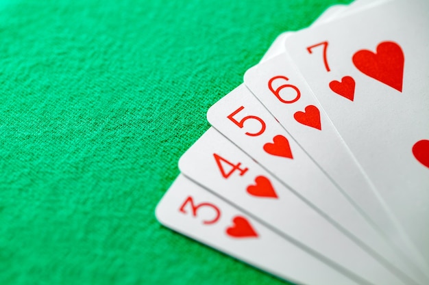 Combinações de cartas no straight flush poker cinco cartas de três a sete de naipe de copas