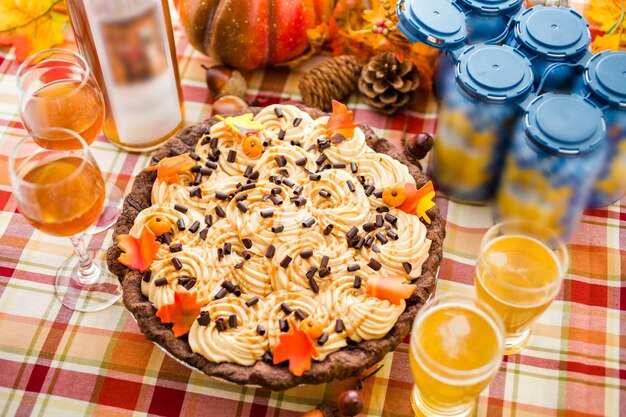 Foto combinações de cerveja de chocolate e vinho. torta de creme de abóbora com chocolate branco salgado caramelo com vinho para o dia de ação de graças.