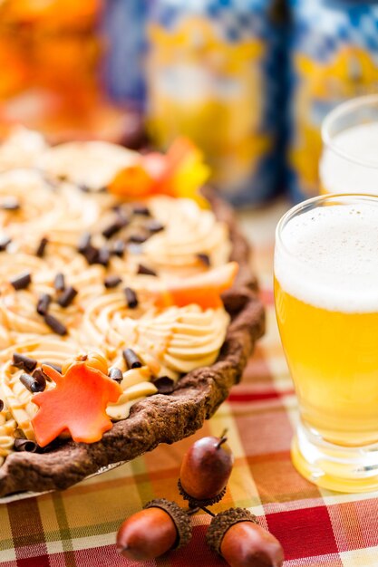 Combinações de cerveja de chocolate e vinho. torta de creme de abóbora com chocolate branco salgado caramelo e cerveja para o dia de ação de graças.