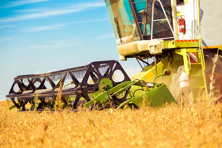 Foto combinar la máquina con la cabina de la cosecha de avena en el campo agrícola