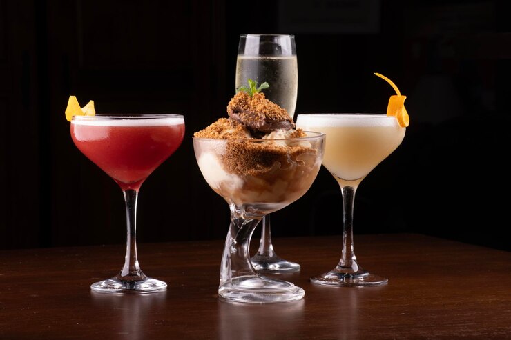Foto combinar sobremesa doce com coquetéis e bebidas alcoólicas
