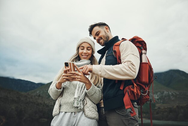 Combine o telefone e viaje na natureza ou nas montanhas com informações sobre caminhadas nas redes sociais ou verifique a direção da viagem Pessoas felizes caminhando na mochila, bate-papo móvel ou pesquise um local ao ar livre