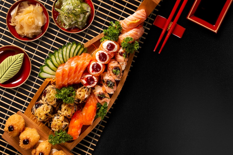 Foto combo de comida japonesa en fondo negro