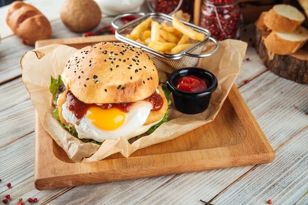 Combo de hamburguesa de huevo con papas fritas y salsa de tomate