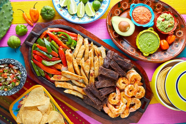 Foto combo mexicano de pollo a la carne fajitas de camarones