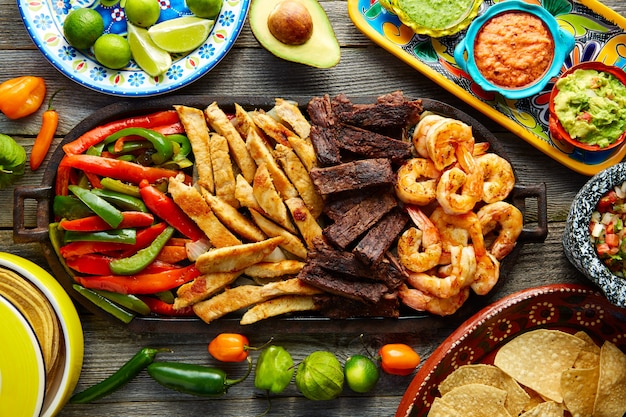 Foto combo mexicano de pollo a la carne fajitas de camarones