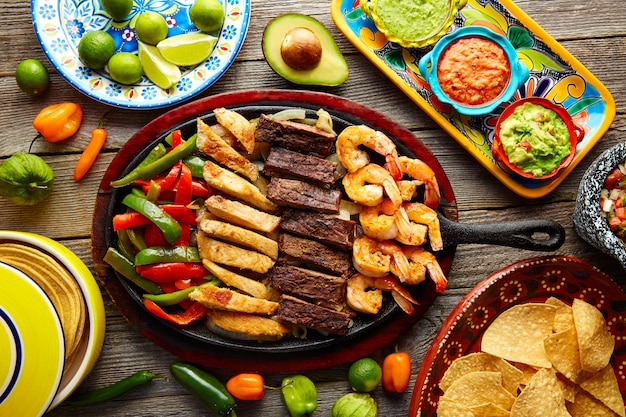 Foto combo mexicano de pollo a la carne fajitas de camarones