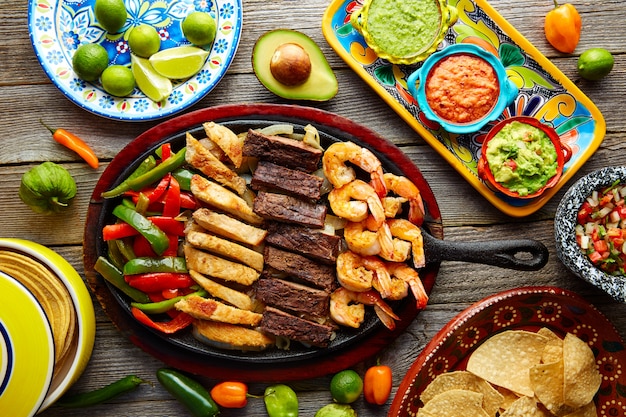 Foto combo mexicano de pollo a la carne fajitas de camarones