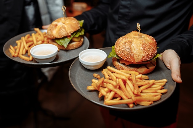 Combo de papas fritas y sancwich en el plato