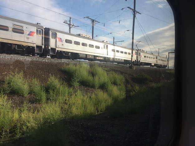 Comboio em trilho ferroviário