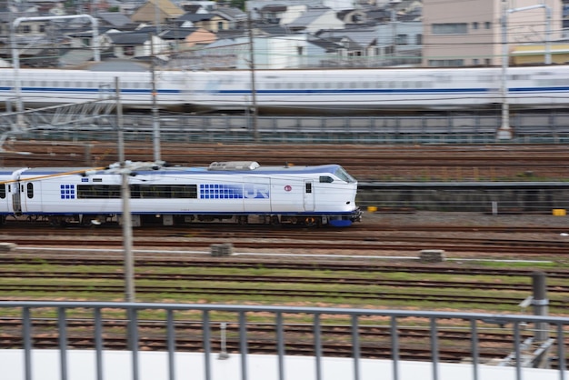 Comboio em trilhos de trem na cidade