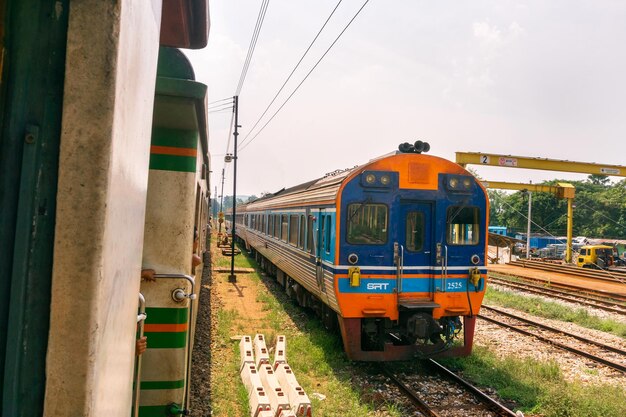 Comboio na estação ferroviária contra o céu