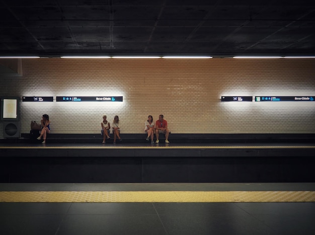 Foto comboio na plataforma da estação ferroviária