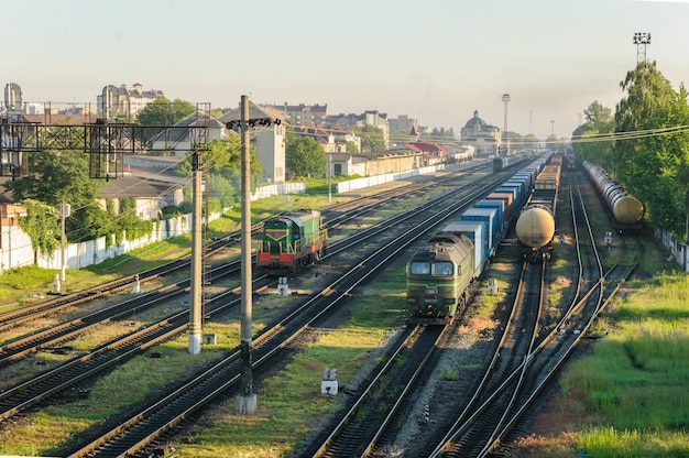 Comboios de mercadorias com vagões de diferentes tipos. a estação ferroviária é remota.