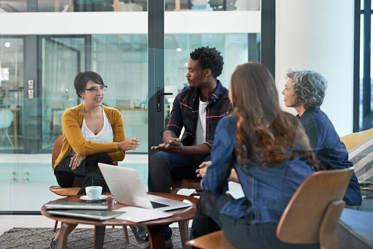 Foto comece com uma ideia e vá a partir daí foto de uma equipe de empresários criativos fazendo brainstorming em torno de um laptop no escritório