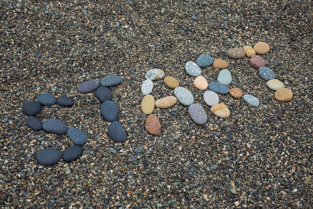 Comece feito de pedras na praia