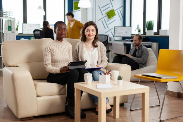 Comece o trabalho em equipe da empresa conversando durante a videochamada, sentado no sofá, ouvindo e explicando a estratégia da equipe de gerenciamento remoto